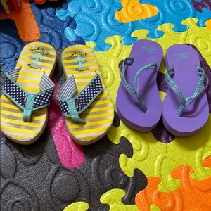2 pairs of flip flops GAP and Tommy Hilfiger